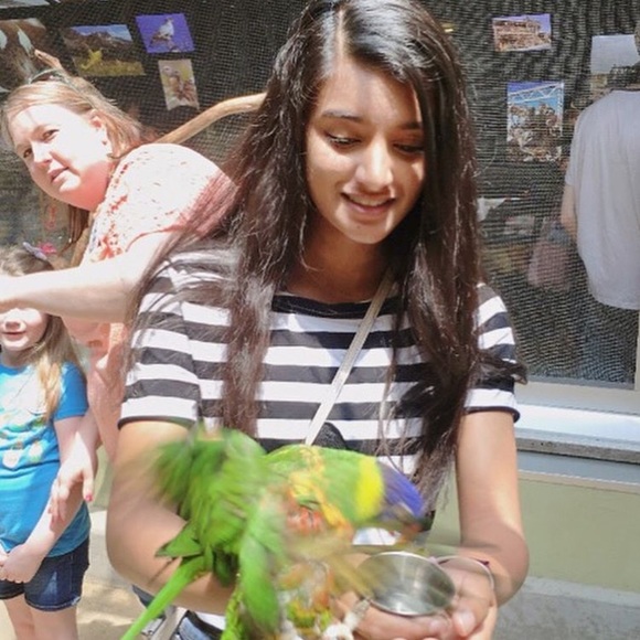 Meet your Posher, Ovviyaa - Picture 1 of 1